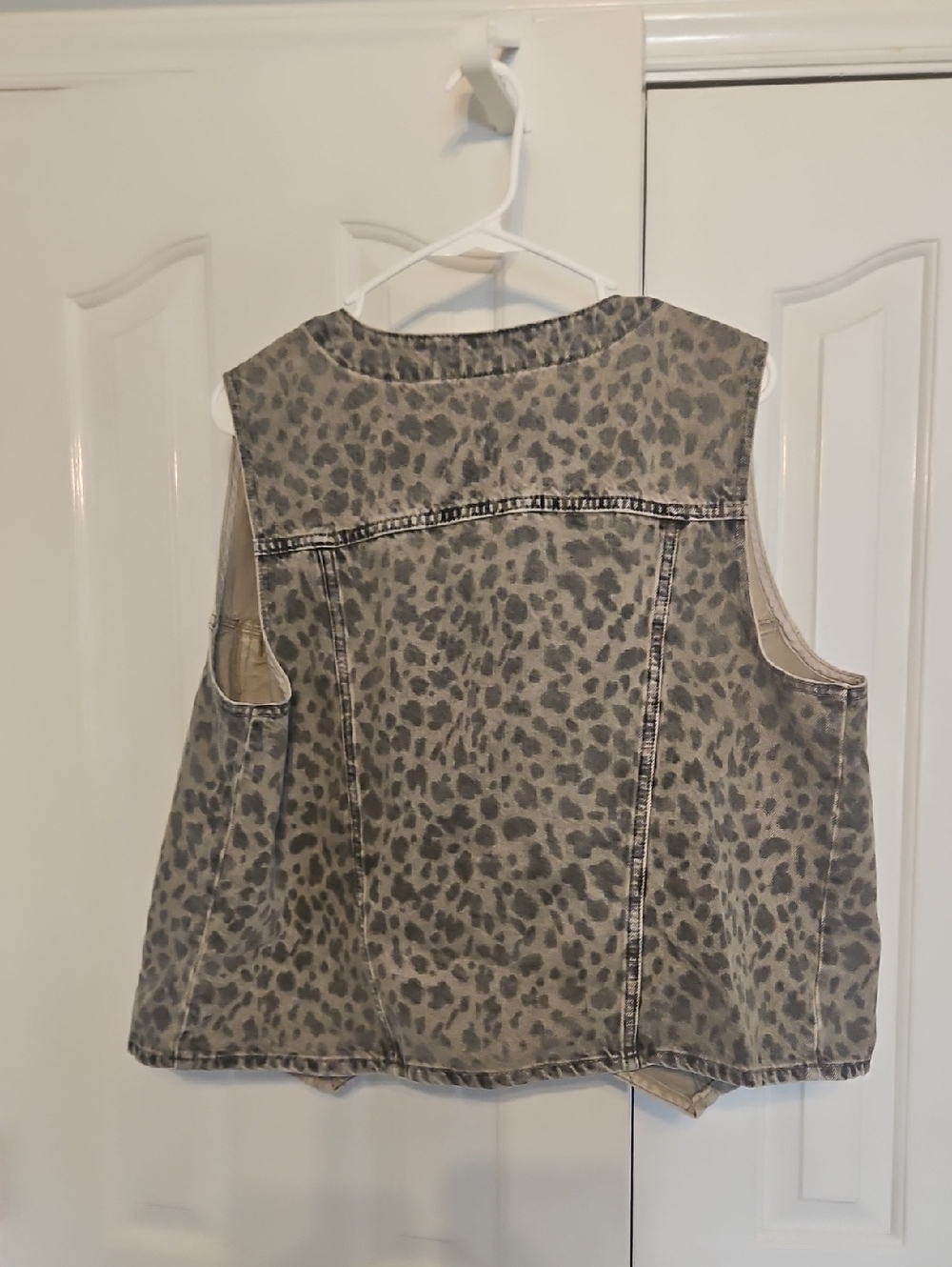 NWT Universal Thread Neutral Leopard-Pattern Denim Vest - Picture 4 of 4